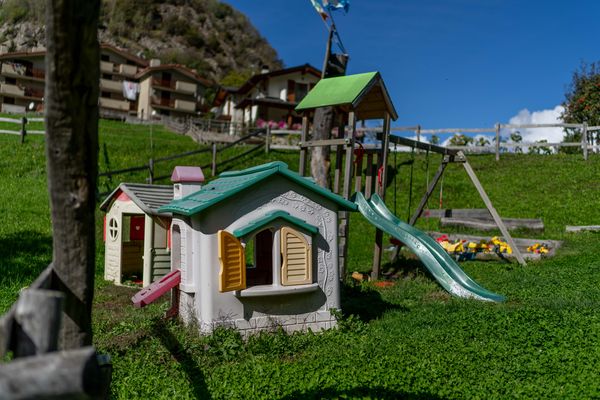 Il parco giochi sul prato con la casetta e lo scivolo