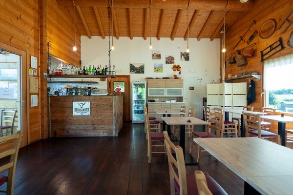 La sala interna in legno con il bancone del bar